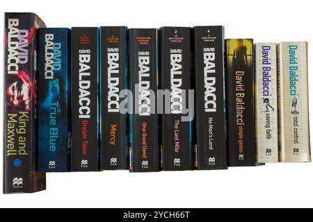 Selezione di libri di David Baldacci che mostrano spine isolate su sfondo bianco Foto Stock