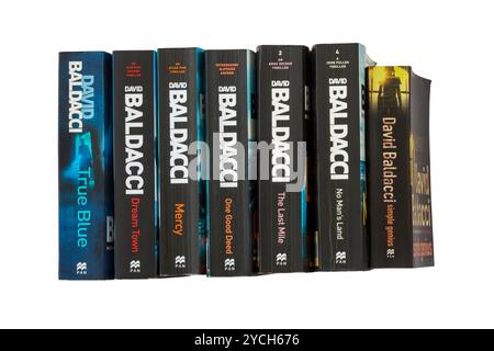 Selezione di libri di David Baldacci che mostrano spine isolate su sfondo bianco Foto Stock