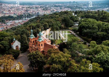 Vista dall'alto della chiesa di San Lorenzo a Praga, con la città sullo sfondo in una giornata nuvolosa Foto Stock