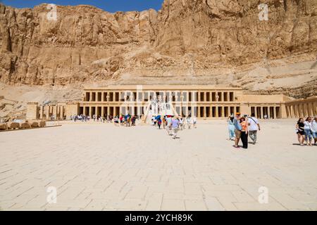 Turisti al Mausoleo, necropoli del tempio della regina Hatshepsut, Luxor, Egitto Foto Stock