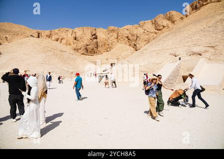 Turisti all'ingresso della tomba, Valle dei Re, Luxor, Egitto Foto Stock