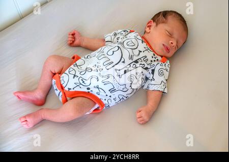 Un bambino che dorme tranquillamente nella sua culla. Foto Stock
