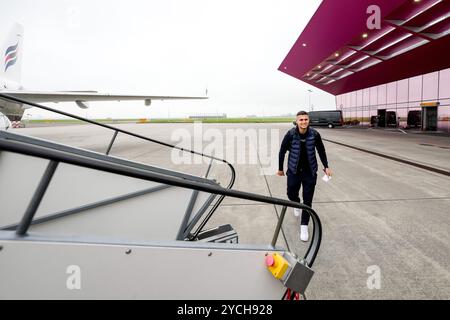 Amsterdam, Paesi Bassi. 23 ottobre 2024. AMSTERDAM, PAESI BASSI - 23 OTTOBRE: Kristijan Belic dell'AZ Alkmaar sale a bordo dell'aereo in vista della partita UEFA Europa League 2024/25 di fase MD3 contro il Tottenham Hotspur a Schiphol il 23 ottobre 2024 ad Amsterdam, Paesi Bassi. (Foto di ed van de Pol/Orange Pictures) credito: Orange Pics BV/Alamy Live News Foto Stock