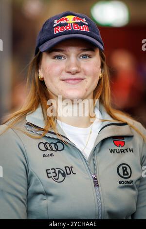 Norimberga, Germania. 23 ottobre 2024. La sciatrice Emma Aicher alla cerimonia ufficiale di vestizione per atleti e allenatori della Associazione Sci tedesca (DSV) prima dell'inizio della stagione. Crediti: Daniel Karmann/dpa/Alamy Live News Foto Stock