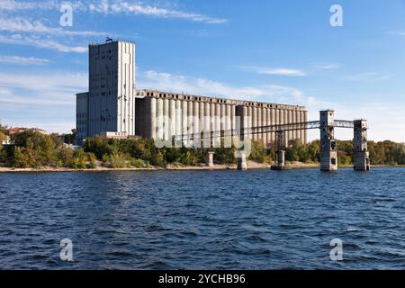 Vintage elevatore granella sul fiume Volga a Samara, Russia Foto Stock