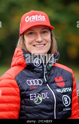 Norimberga, Germania. 23 ottobre 2024. La sciatrice Lena Dürr alla cerimonia ufficiale di vestizione per atleti e allenatori della Associazione tedesca di Sci (DSV) prima dell'inizio della stagione. Crediti: Daniel Karmann/dpa/Alamy Live News Foto Stock