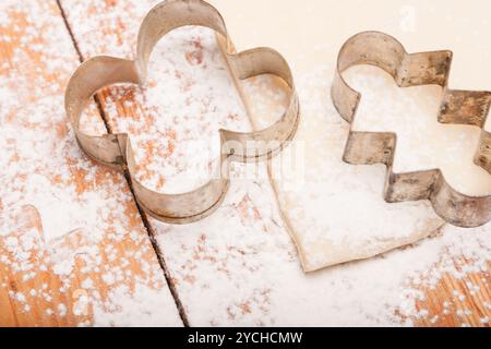 Pasticceria e figure per biscotti su legno Foto Stock