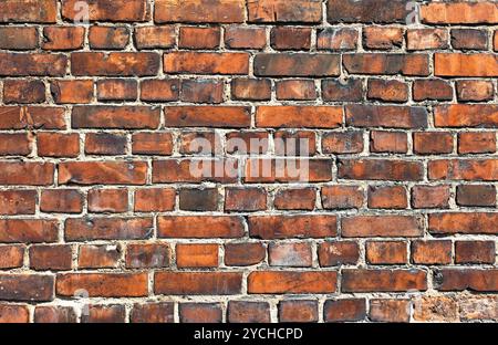 Vecchio weathered red un muro di mattoni come sfondo Foto Stock