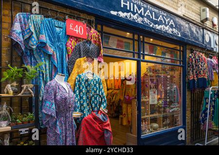 I regali del negozio di abbigliamento HIMALAYA vendono abbigliamento sostenibile accessori fatti a mano e regali provenienti principalmente dal Nepal Greenwich Market di Londra Foto Stock