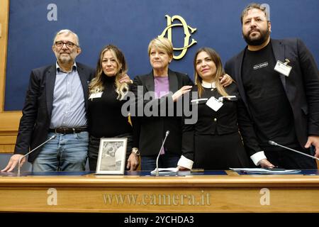 Roberto Giachetti IV, Marisa dal corso sorella di Stefano, Rita Bernardini, presidente nessuno tocchi Caino, Armida Decina, avvocato, Luca Blasi, assessore III Municipio, in occasione della conferenza stampa sugli sviluppi del caso Stefano dal corso, detenuto morto nel carcere di Oristano il 12 ottobre 2022, dopo i risultati dell'autopsia. Camera dei deputati a Roma Mercoled&#xec; 23 ottobre 2024 (foto Mauro Scrobogna/LaPresse) Roberto Giachetti IV, Marisa dal corso sorella di Stefano, Rita Bernardini, presidente di Hands Off Cain, Armida Decina, avvocato, Luca Blasi Consigliere III Munic Foto Stock