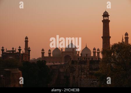 La splendida sagoma della Moschea Badshahi di Lahore al tramonto, catturando la grandezza e la bellezza storica di questa iconica architettura moghul. Foto Stock