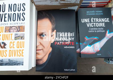 Parigi, Francia. 23 ottobre 2024. Copie del libro postumo del defunto leader dell'opposizione russa Alexei Navalny "Patriot: A Memoir" sono raffigurate il 23 ottobre 2024 a Parigi. Il giorno della pubblicazione del libro. "Patriot", rilasciato martedì, racconta l'avvelenamento dell'agente nervoso di Navalny nel 2020, e la sua conseguente vita in un campo di prigionia russo. L'avversario chiave del presidente russo morì nel febbraio 2024 in una colonia penale, scatenando una condanna mondiale. Foto di Alexis Jumeau/ABACAPRESS. COM credito: Abaca Press/Alamy Live News Foto Stock