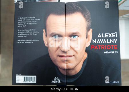 Parigi, Francia. 23 ottobre 2024. Copie del libro postumo del defunto leader dell'opposizione russa Alexei Navalny "Patriot: A Memoir" sono raffigurate il 23 ottobre 2024 a Parigi. Il giorno della pubblicazione del libro. "Patriot", rilasciato martedì, racconta l'avvelenamento dell'agente nervoso di Navalny nel 2020, e la sua conseguente vita in un campo di prigionia russo. L'avversario chiave del presidente russo morì nel febbraio 2024 in una colonia penale, scatenando una condanna mondiale. Foto di Alexis Jumeau/ABACAPRESS. COM credito: Abaca Press/Alamy Live News Foto Stock