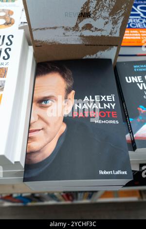 Parigi, Francia. 23 ottobre 2024. Copie del libro postumo del defunto leader dell'opposizione russa Alexei Navalny "Patriot: A Memoir" sono raffigurate il 23 ottobre 2024 a Parigi. Il giorno della pubblicazione del libro. "Patriot", rilasciato martedì, racconta l'avvelenamento dell'agente nervoso di Navalny nel 2020, e la sua conseguente vita in un campo di prigionia russo. L'avversario chiave del presidente russo morì nel febbraio 2024 in una colonia penale, scatenando una condanna mondiale. Foto di Alexis Jumeau/ABACAPRESS. COM credito: Abaca Press/Alamy Live News Foto Stock