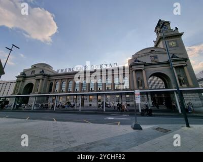 Esterno della storica stazione di Kiev (Киевский вокзал, Kievskij vokzal, Kievskyj vokzal, Kievskiy vokzal, stazione ferroviaria di Kiev) a Mosca, Russia Foto Stock