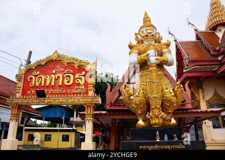 Il re Thao Wessuwan o la statua gigante di Vasavana Kuvera al tempio Wat Tha IT per i thailandesi i viaggiatori viaggiano per visitare il rispetto pregano benedizione desiderio mistico Foto Stock