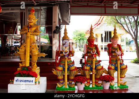 Il re Thao Wessuwan o la statua gigante di Vasavana Kuvera al tempio Wat Tha IT per i thailandesi i viaggiatori viaggiano per visitare il rispetto pregano benedizione desiderio mistico Foto Stock