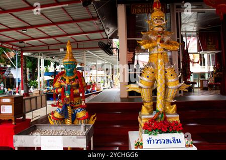 Il re Thao Wessuwan o la statua gigante di Vasavana Kuvera al tempio Wat Tha IT per i thailandesi i viaggiatori viaggiano per visitare il rispetto pregano benedizione desiderio mistico Foto Stock