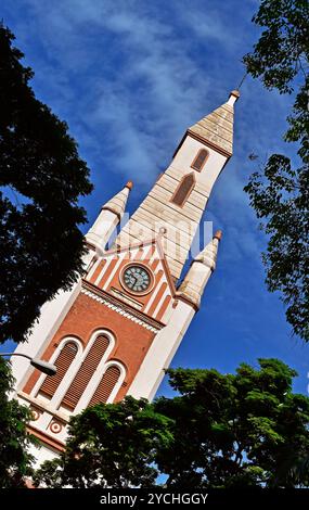 Facciata principale della Cattedrale Metropolitana di San Sebastian a Ribeirão Preto, San Paolo, Brasile Foto Stock