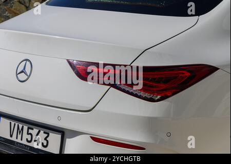 Gaziveren Cyprus -10.10.2024 le sorprendenti curve di un veicolo bianco di lusso rivelano un design meticoloso, che mette in mostra luci posteriori accattivanti mentre baskin Foto Stock