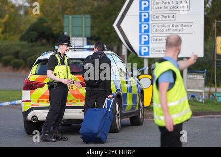 I passeggeri aspettano di entrare nell'aeroporto di Birmingham dopo che è stato evacuato in seguito a un allarme di sicurezza. Data foto: Mercoledì 23 ottobre 2024. Foto Stock