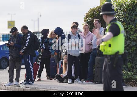 I passeggeri aspettano di entrare nell'aeroporto di Birmingham dopo che è stato evacuato in seguito a un allarme di sicurezza. Data foto: Mercoledì 23 ottobre 2024. Foto Stock