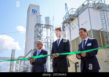 Oberhausen, Nordrhein-Westfalen, Deutschland - Gruener Wasserstoff bei Air liquide, Wasserstoffproduktion im Chemiepark OQ Chemicals. TRAILBLAZER, ein 20 MW-Elektrolyseur zur Herstellung von gruenem, klimaneutralem Wasserstoff. Francois Venet, Vorstand Air liquide Gruppe, Hendrik Wüst, Ministerpräsident NRW und Gilles le Van, Vorsitzender des Aufsichtsrats Air liquide Deutschland, von links bei der Einweihung a Oberhausen. Der Elektrolyseur ist die groesste Produktionsanlage fuer klimaneutralen Wasserstoff in Deutschland, Die an eine bestehende Infrastruktur angeschlossen ist. Oberhausen Nord Foto Stock