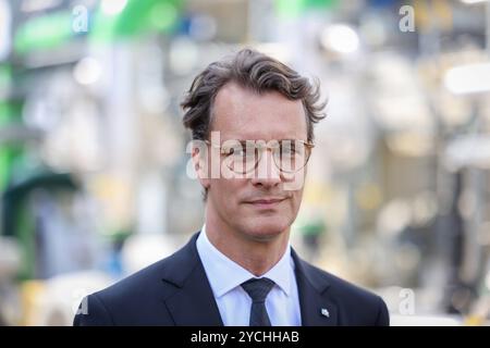 Oberhausen, Nordrhein-Westfalen, Deutschland - Hendrik Wüst, Ministerpraesident NRW, hier bei einer Einweihung a Oberhausen. Gruener Wasserstoff bei Air liquide, Wasserstoffproduktion im Chemiepark OQ Chemicals. TRAILBLAZER, ein 20 MW-Elektrolyseur zur Herstellung von gruenem, klimaneutralem Wasserstoff. Oberhausen Nordrhein-Westfalen Deutschland *** Oberhausen, Renania settentrionale-Vestfalia, Germania Hendrik Wüst, Ministro Presidente della Renania settentrionale-Vestfalia, qui in occasione di una cerimonia di inaugurazione a Oberhausen idrogeno verde presso Air liquide, produzione di idrogeno presso OQ Chemicals TRAILBLAZER Chemical par Foto Stock