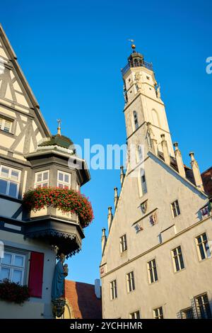 Rothenburg ob der Tauber, Germania – 15 settembre 2023. Torre del Municipio a Rothenburg ob der Tauber Germania. Herrngasse, case in legno. Foto Stock