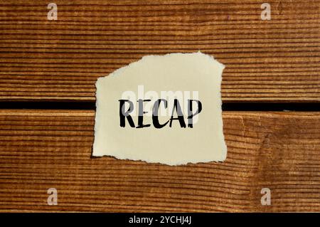 Riepilogare il messaggio scritto su carta strappata con sfondo in legno. Simbolo di riepilogo concettuale. Copia spazio. Foto Stock