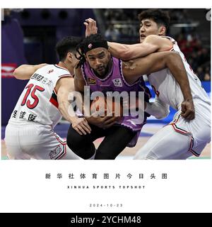 Pechino, Cina. 23 ottobre 2024. Jared Sullinger (C) dei Beijing Royal Fighters sfonda durante la partita del quinto turno tra i Beijing Royal Fighters e i Guangzhou Loong Lions alla stagione 2024-2025 della Chinese Basketball Association (CBA) League a Pechino, Cina, il 23 ottobre 2024. Crediti: He Changshan/Xinhua/Alamy Live News Foto Stock