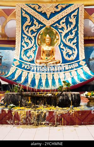 A dodici metri di altezza Big Buddha in Wat Phra yai, su Koh Samui, Thailandia Big Buddha in Wat Phra Yai tempio, Koh Samui, Thailandia Foto Stock