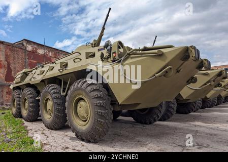 Ruote blindato anfibio trasporto di personale BTR-80 Foto Stock