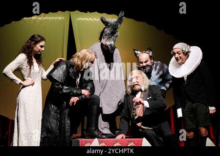 Helen Barke, Fabian Stromberger, Christiane Zander, Georgios Tsivanoglou, Dieter Hallervorden e Mario Ramos bei der Fotoprobe zum Theaterstück Der Drache im Schlosspark Theater. Berlino, 23.10.2024 *** Helen Barke, Fabian Stromberger, Christiane Zander, Georgios Tsivanoglou, Dieter Hallervorden e Mario Ramos alle prove fotografiche per lo spettacolo The Dragon allo Schlosspark Theater Berlin, 23 10 2024 foto:XA.xBuggex/xFuturexImagex drache 4020 Foto Stock