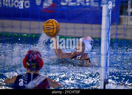 Roma, Italia, 23/10/2024, chiara Ranalli di SIS Roma durante la partita SIS Roma vs Brizz nuoto - Day 2 Water Polo Campionato Italiano femminile di serie A1 il 23 ottobre 2024 al Polo Natatorio Ostia di Roma Foto Stock