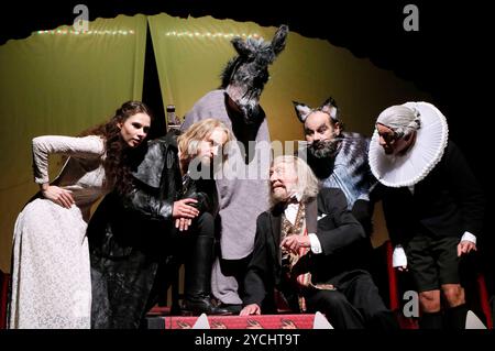 Helen Barke, Fabian Stromberger, Christiane Zander, Georgios Tsivanoglou, Dieter Hallervorden e Mario Ramos bei der Fotoprobe zum Theaterstück Der Drache im Schlosspark Theater. Berlino, 23.10.2024 *** Helen Barke, Fabian Stromberger, Christiane Zander, Georgios Tsivanoglou, Dieter Hallervorden e Mario Ramos alle prove fotografiche per lo spettacolo The Dragon allo Schlosspark Theater Berlin, 23 10 2024 foto:XA.xBuggex/xFuturexImagex drache 4021 Foto Stock