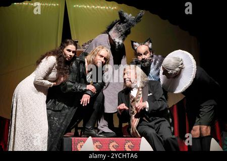 Helen Barke, Fabian Stromberger, Christiane Zander, Georgios Tsivanoglou, Dieter Hallervorden e Mario Ramos bei der Fotoprobe zum Theaterstück Der Drache im Schlosspark Theater. Berlino, 23.10.2024 *** Helen Barke, Fabian Stromberger, Christiane Zander, Georgios Tsivanoglou, Dieter Hallervorden e Mario Ramos alle prove fotografiche per lo spettacolo The Dragon allo Schlosspark Theater Berlin, 23 10 2024 foto:XA.xBuggex/xFuturexImagex drache 4024 Foto Stock