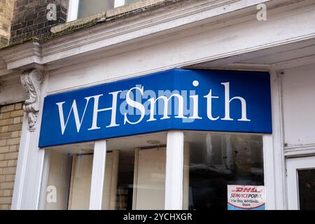 Insegna del negozio locale WHSmith (WH Smith) a Saffron Walden, Essex, Regno Unito. Foto Stock