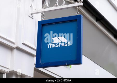 Cartello con la scritta "Trespass shop" sul lato di un edificio a Saffron Walden, Essex, Regno Unito. Foto Stock