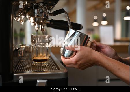 Berlino, Germania. 18 settembre 2024. Una persona riscalda il latte in una macchina da caffè in un ufficio. Credito: ELISA Schu/dpa/Alamy Live News Foto Stock