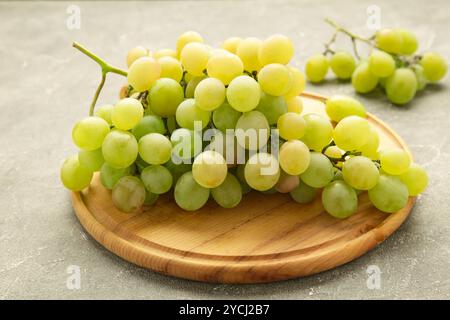 Shine Muscat Grape. Grappolo di uva verde sul tagliere. Vista dall'alto Foto Stock