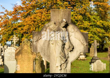 Angelo che incide su una lapide. St. Leonard's Church, Balderstone. Foto Stock