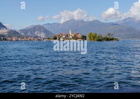 Stresa, Italia - 5 ottobre 2024: Isola dei pescatori vista da una barca che naviga sul Lago maggiore. Foto Stock