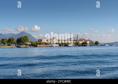 Stresa, Italia - 5 ottobre 2024: Isola dei pescatori vista da una barca che naviga sul Lago maggiore. Foto Stock