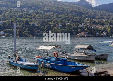 Stresa, Italia - 5 ottobre 2024: Barche da pesca ormeggiate vicino alla riva dell'Isola dei pescatori. Foto Stock