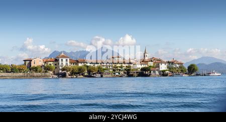 Stresa, Italia - 5 ottobre 2024: Isola dei pescatori vista da una barca che naviga sul Lago maggiore. Foto Stock