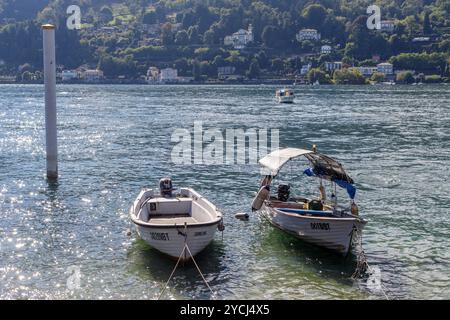 Stresa, Italia - 5 ottobre 2024: Barche da pesca ormeggiate vicino alla riva dell'Isola dei pescatori. Foto Stock