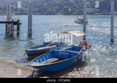 Stresa, Italia - 5 ottobre 2024: Barche da pesca ormeggiate vicino alla riva dell'Isola dei pescatori. Foto Stock