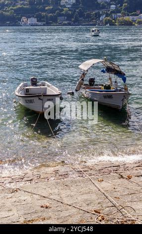 Stresa, Italia - 5 ottobre 2024: Barche da pesca ormeggiate vicino alla riva dell'Isola dei pescatori. Foto Stock