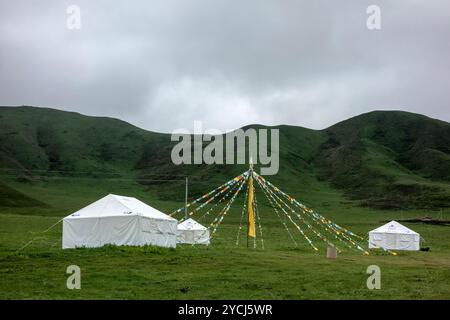 Colorati bandiere buddista e tende in montagna ,Sichuan, Cina Foto Stock